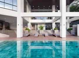 Luwansa Hotel and Convention Center Manado，位于美娜多万鸦老机场 - MDC附近的酒店