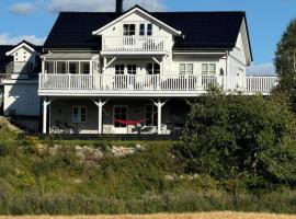 Romslig hus med jacuzzi, spillrom og stor terrasse，位于腓特烈斯塔的酒店