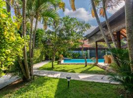 Tropical Villa Matahari - 500sqm private Garden Retreat with large Pool!，位于Uluwatu的酒店