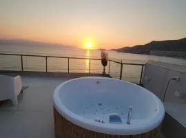 Stylish Rooftop Retreat with Hot Tub with Loutraki Beach