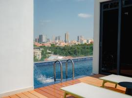 The Scenic Hotel，位于金边的带停车场的酒店