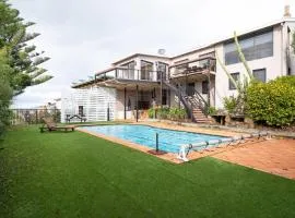 The Yard - Comfortable Home in Riverside