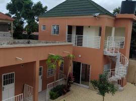 Jalokoto Holiday Home，位于Brufut班珠尔国际机场 - BJL附近的酒店
