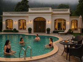 The Royal Grand Resort #Big Swimming Pool #Parking #Luxury Room #Prime Location #Best Selling Property in Mcleodganj，位于麦罗肯机的酒店