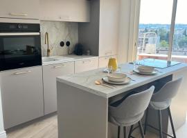 Pépite Suites - "RIVIERA" - 2 pièces de charme avec vue lac, clim et parking privé，位于安锡的酒店