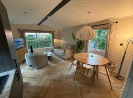 Charming Chalet on Park with Swimming Pool Restaurant and Bowling - Nationaal Park de Hoge Veluwe - Cozy Getaway Hoenderloo，位于洪德洛的酒店