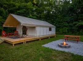 Boutique Camp Getaway at Roaring River，位于Cassville的酒店
