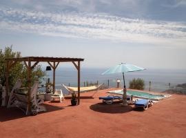 Chalet, breathtaking sea view with large jacuzzi，位于阿尔姆尼卡的酒店