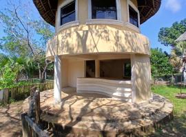 Tiny house, kitchen downstairs，位于Shimoni的酒店