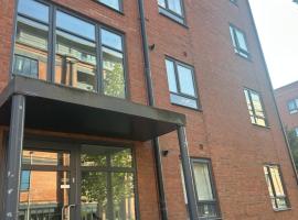 Lovely 1 bedroom top floor flat at Chocolate Quarter near city of Bath，位于凯恩舍姆的酒店