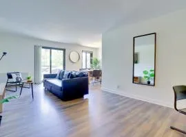 Stylish Apt Steps from Barton Park