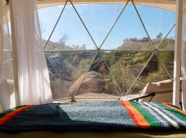 A Quiet Fireside Retreat in a Scenic Glamping Dome，位于福尔布鲁克的酒店