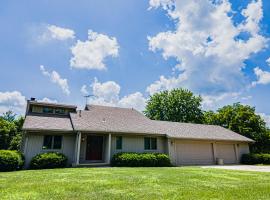 Whispering Woods Estate - Relax, Recharge, Connect - 12 wooded acres, 3 Bedrooms, 3 Baths, sleeps 10，位于Rockton的酒店