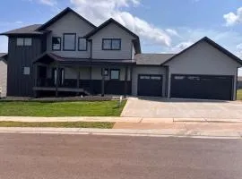 Spearfish spacious home, exit 17, 10 miles to Sturgis Deadwood Spearfish