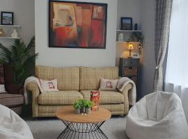 Ample town house in Workington, West Lakes, Lake District，位于沃金顿的酒店