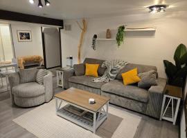 The Hilltop，位于怀特霍斯的带停车场的酒店