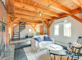Cozy Pet-Friendly Cottage Near Fort Knox and Acadia，位于Penobscot的酒店