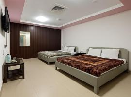 Mir Continental Neelam Valley，位于Chitra的酒店