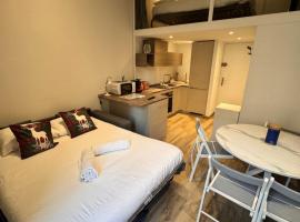 Central Studio with Mezzanine 3 minutes to Sea，位于尼斯的乡村别墅