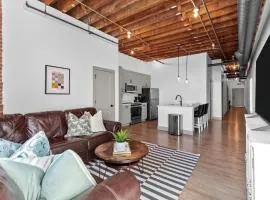 Stay in Style! Stunning River View - King Bed