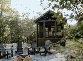 Farmhouse Tiny home with fishing Pond - Oak Cabin，位于加特林堡的酒店