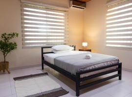 Cozy 4 Bedroom Townhouse In Community 25, Tema，位于特马的酒店