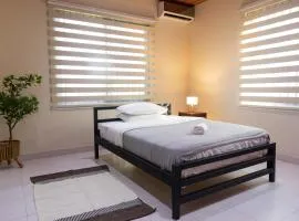 Cozy 4 Bedroom Townhouse In Community 25, Tema