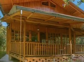 Mindo Wood Cabin，位于明多的酒店