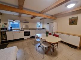 Rytterstuen - velindrettet, praktisk og perfekt til håndværkere，位于赫尔辛厄的酒店