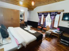 Hill-Top With Open Terrace , 100mtr From Mall Road，位于马拉里的酒店