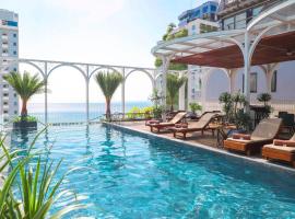 Golden Lotus Luxury Hotel Danang - Complimentary Daily Afternoon Tea，位于岘港的带停车场的酒店