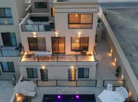 ריזורט האחוזה- וילה עם בריכה פרטית וסוויטות עם בריכה משותפת מול נוף ים המלח，位于尼夫佐哈的带停车场的酒店