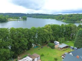 Wohnwagen direkt am See auf privatem Grundstück，位于费尔德伯格的酒店