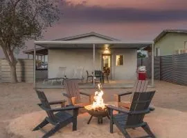 Skull Rock Cottage - Walk to Town & Hot Tub, Star Gazing home