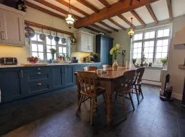 Stunning and Charming 4-bed Home in Newark by Renzo, Free Wi-Fi, Sleeps 8!