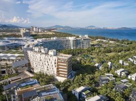 三亚海棠湾民生威斯汀度假酒店（可下海游泳，有沙滩躺椅），位于三亚的酒店