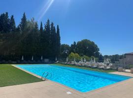 Hôtel Golf & Spa Château de la Bégude The Originals Collection，位于瓦尔邦讷的酒店