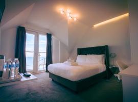 The Feather's Hotel Newquay，位于纽基的带停车场的酒店