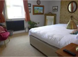 Royal Oak Retreat - Sleeps 6 Pub & Pet Friendly