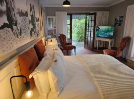 Pet-Friendly Courtyard Suite Tsitsikamma Gardens，位于Sanddrif的带泳池的酒店