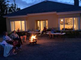 Yellow Cottage up to10 guests，位于亚达尔的酒店