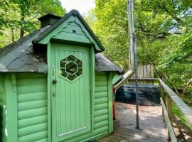 Woodland Cabin with Private Hot Tub，位于巴茅思的酒店