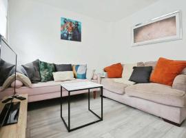 Stylish 5 Bed House Centre Of Coventry Sleeps 12，位于Exhall的酒店