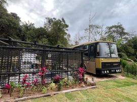 Hospedagem &Ocirc;nibus Gold em Pedra Azul，位于多明戈斯马丁斯的豪华帐篷