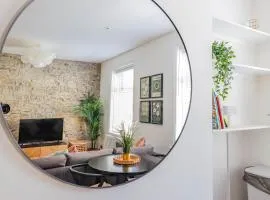 Georgia Suite by Koya Homes - Stylish 1BR Apartment in Barry - Wifi & Parking