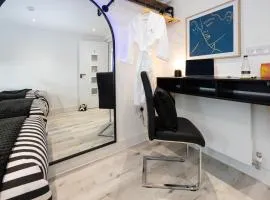 Wigan 4BR Retreat, Full Kitchen & Street Parking