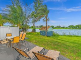 2br Lakeside Getaway - Peaceful Waterfront Stay，位于戴维的酒店