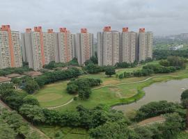Teesta Suites at Lodha Belmondo Golf Resort 1BHK Apartments in Pune 어서 오세요，位于浦那的带热水浴缸的酒店