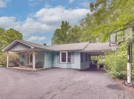 Family Home with Game Room! 1 Mi to Dale Hollow Lake