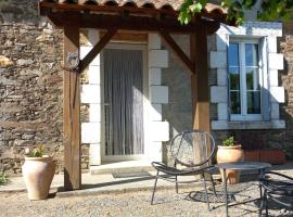 Vacation home in PNR Haute-Vienne Perigord，位于Châlus的酒店
